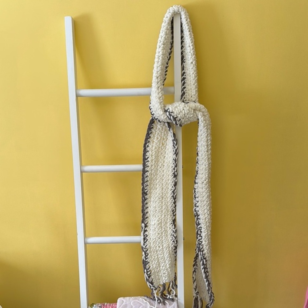 Elegant Cream and Gray Knit Scarf